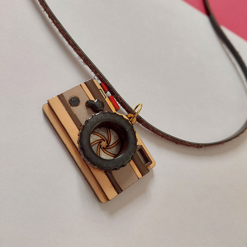 گردنبند زنانه مدل چوبی طرح دوربین عکاسی کد NC034