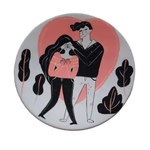 بشقاب دیوارکوب سفالی طرح عاشقانه 