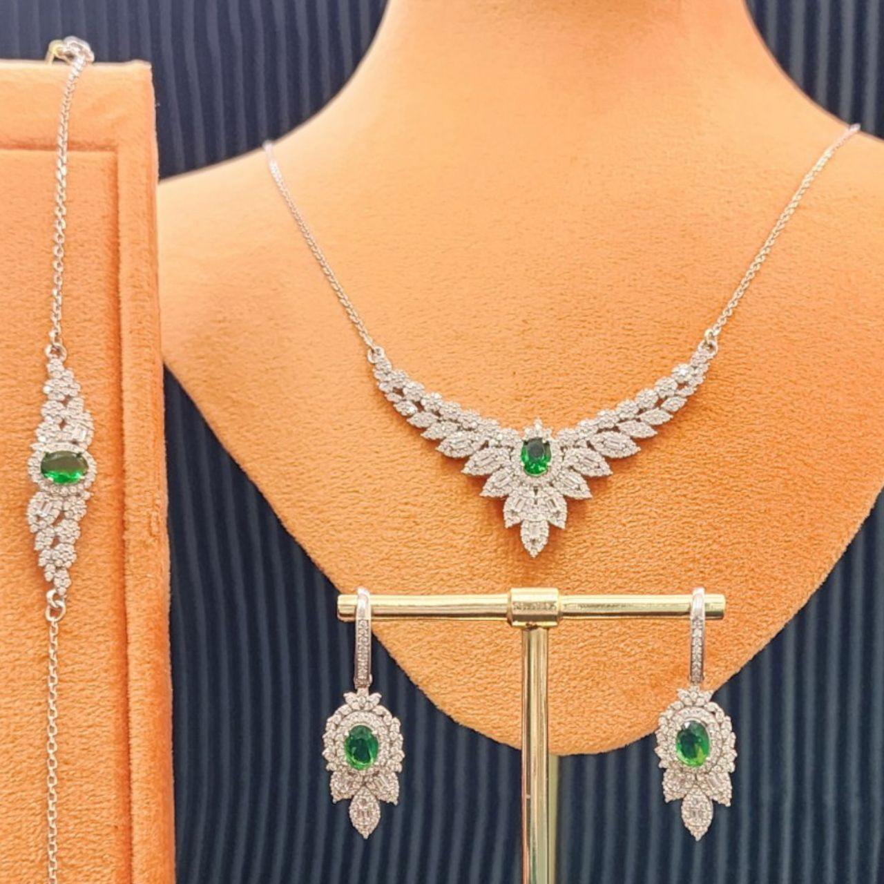 نیم ست نقره زنانه مدل برلیان زمرد 0120