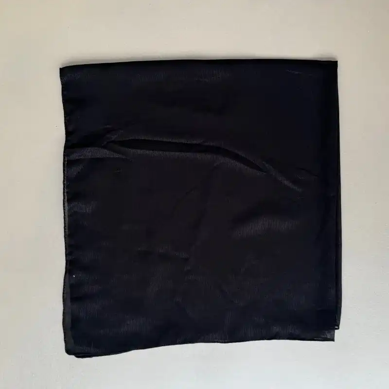 روسری زنانه مدل ساده حریر لیزری شاین دار لمه دار قواره 70