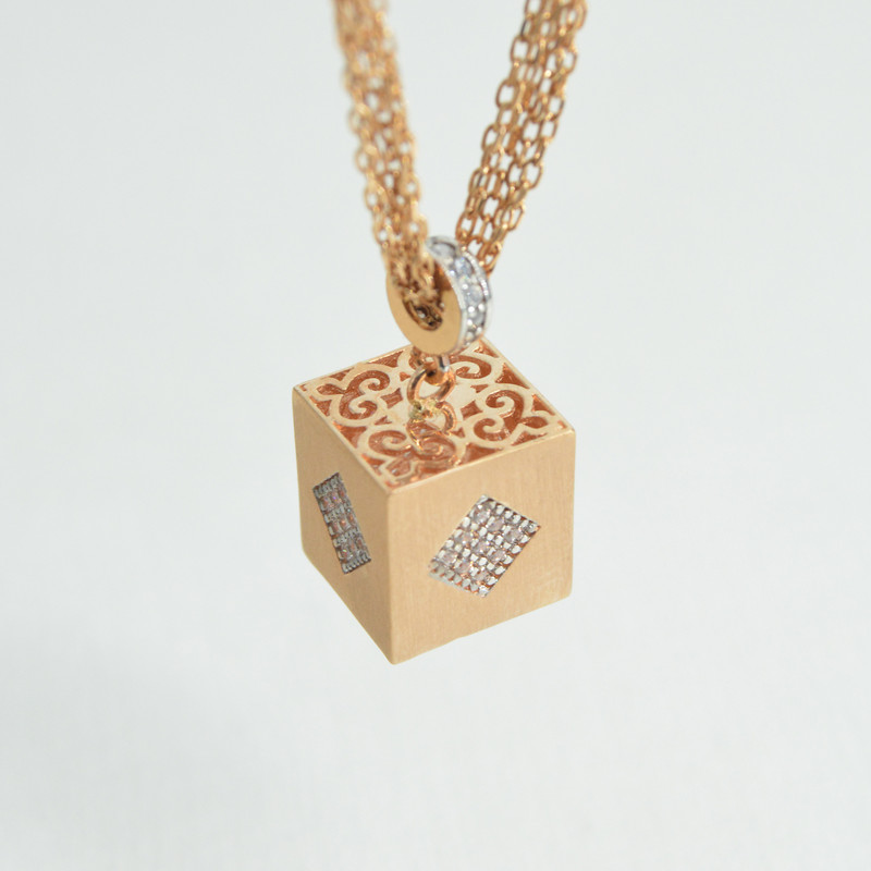 گردنبند طلا 18 عیار زنانه مدل مکعب گردنبند طلا 18 عیار زنانه مدل مکعب