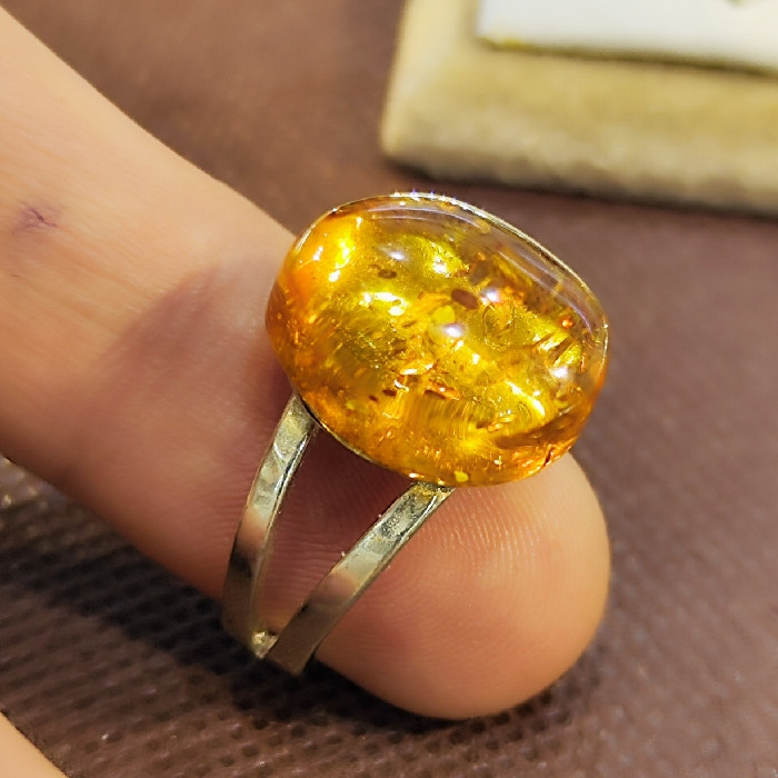 انگشتر نقره زنانه مدل سنگ کهربا کد 553 انگشتر نقره زنانه مدل سنگ کهربا کد 553