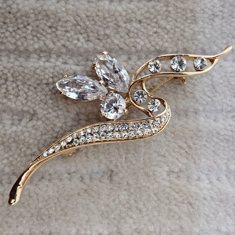 سنجاق سینه زنانه مدل گل نگین دار ۶۷۷