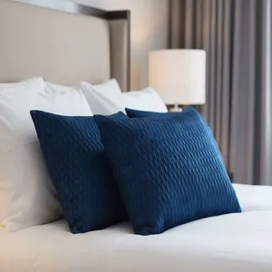 رو بالشی مدل مخمل پفکی طرح برجسته سایز 50*70 سانتی متر بسته دوعددی