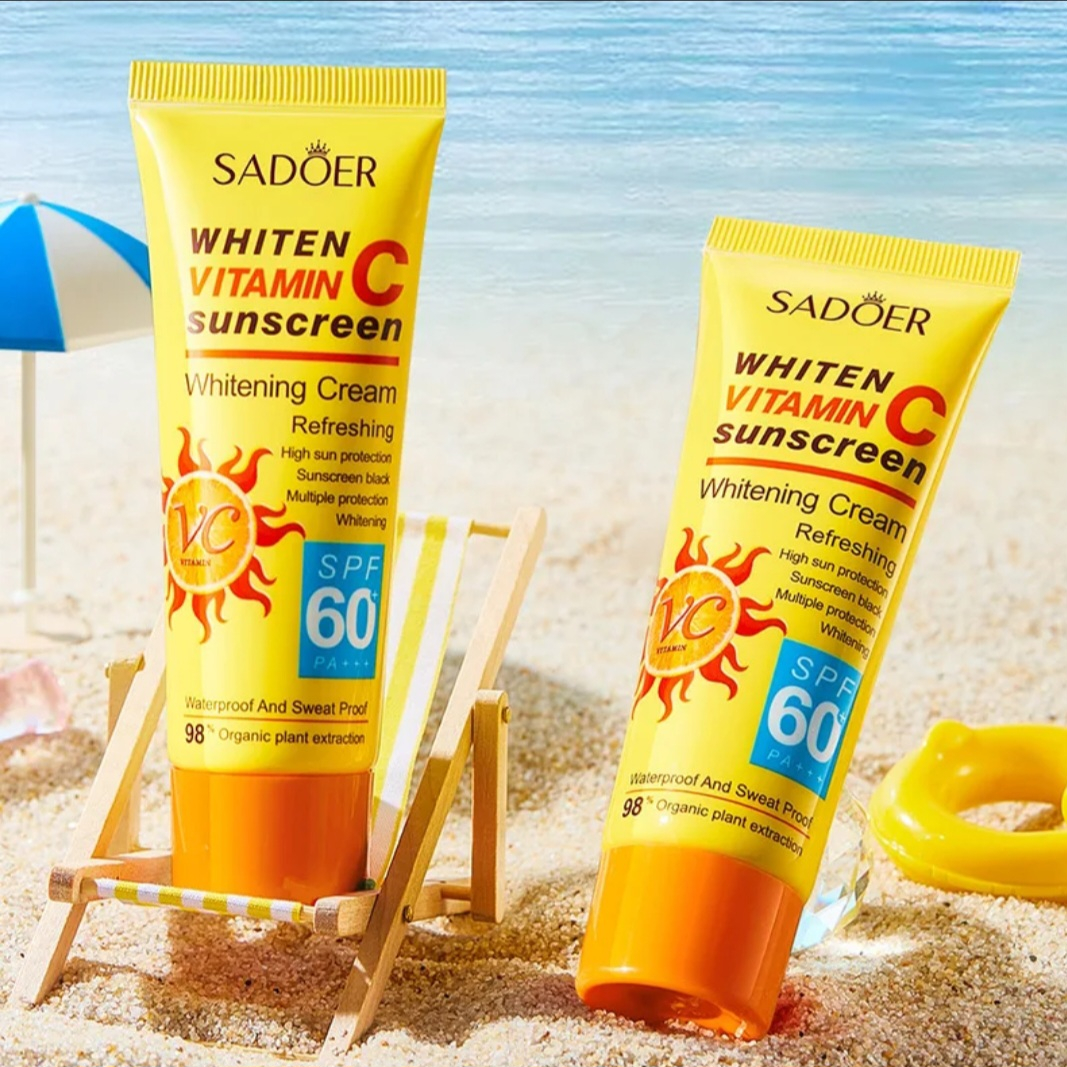 کرم ضد آفتاب بدون رنگ صورت و بدن سادور spf60 مدل ویتامین سی محافظ UVA،UVB مناسب برای انواع پوست وزن 50 گرم