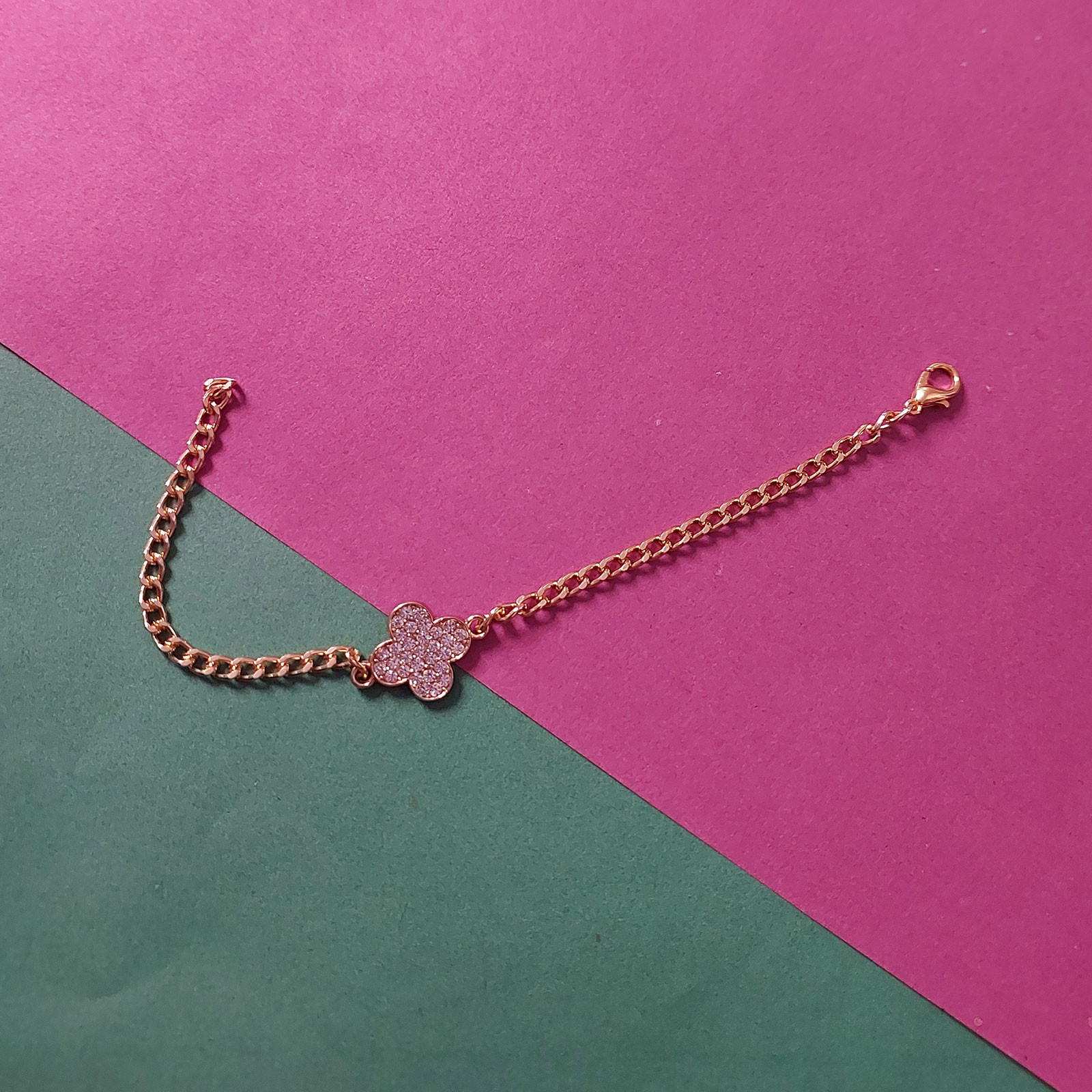 دستبند زنانه مدل زنجیری با پلاک نگین دار طرح گل کد HC255