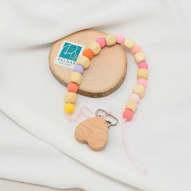 زنجیر پستانک دلنار گالری مدل قلب چوبی