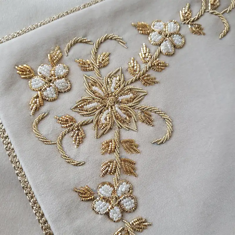 جانماز سرمه دوزی مدل مخمل شکوفه