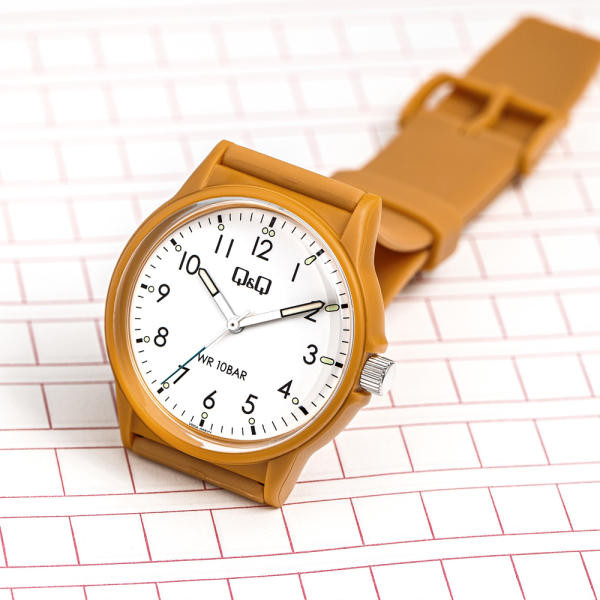 ساعت مچی عقربه ای کیو اند کیو مدل V00A-005VY