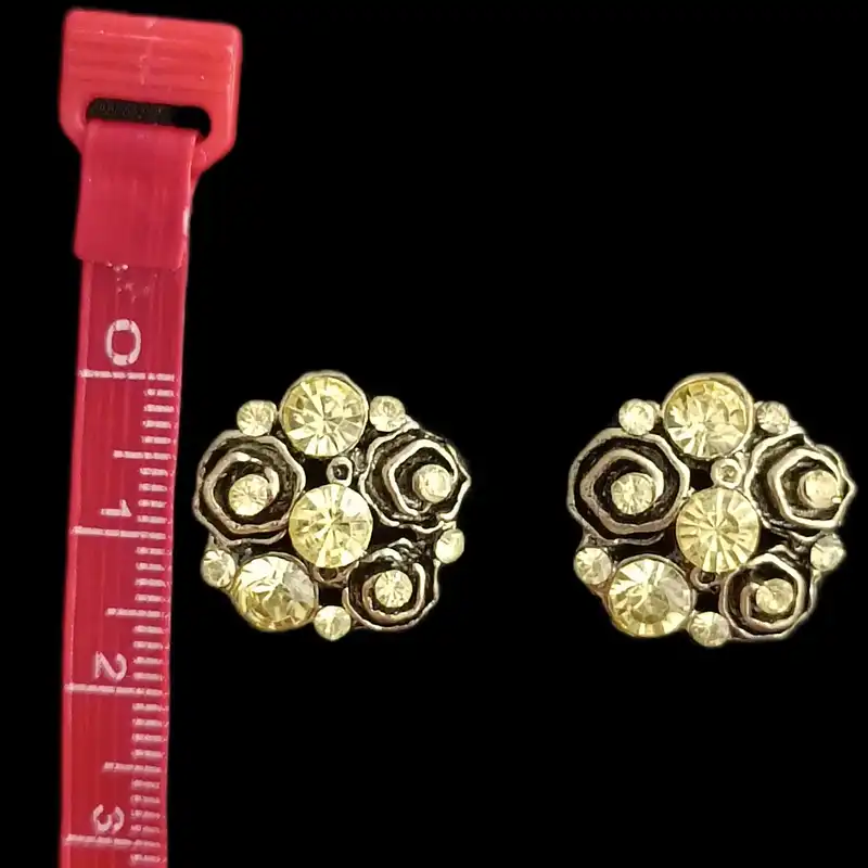 گوشواره زنانه مدل گل نگین دار