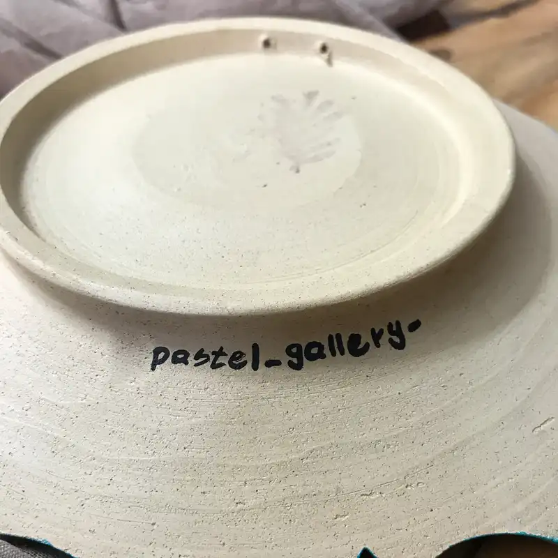 بشقاب دیوارکوب سفالی پاستل گالری مدل هیچ