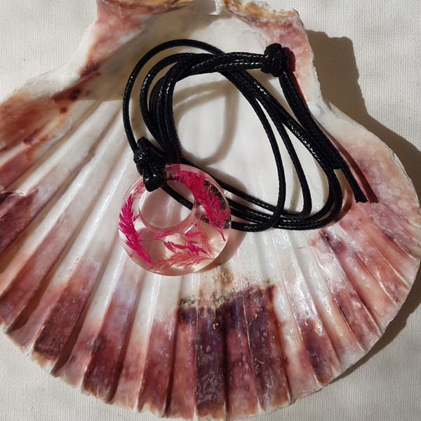 گردنبند دخترانه مدل رزینی طرح گل خشک کد 002