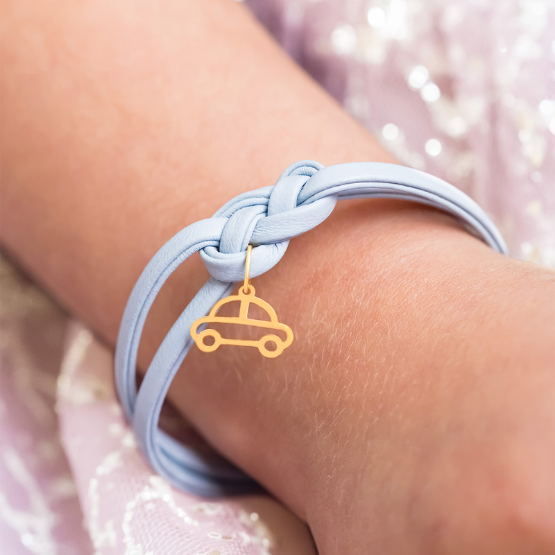 دستبند طلا 18 عیار بچگانه با بند چرمی ماوی گالری مدل ماشین