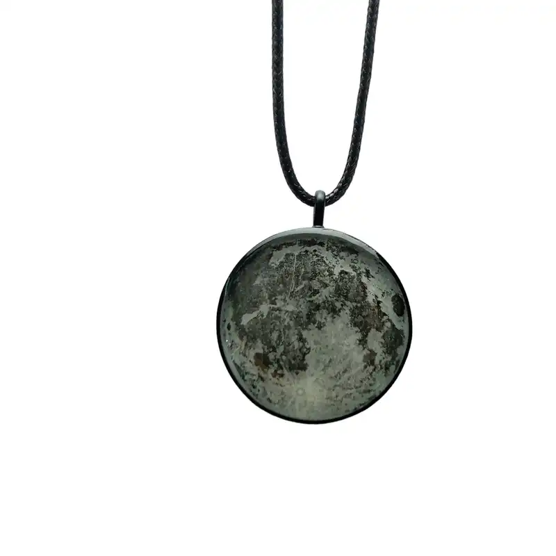 گردنبند مدل رزینی ماه شبتاب کد 3