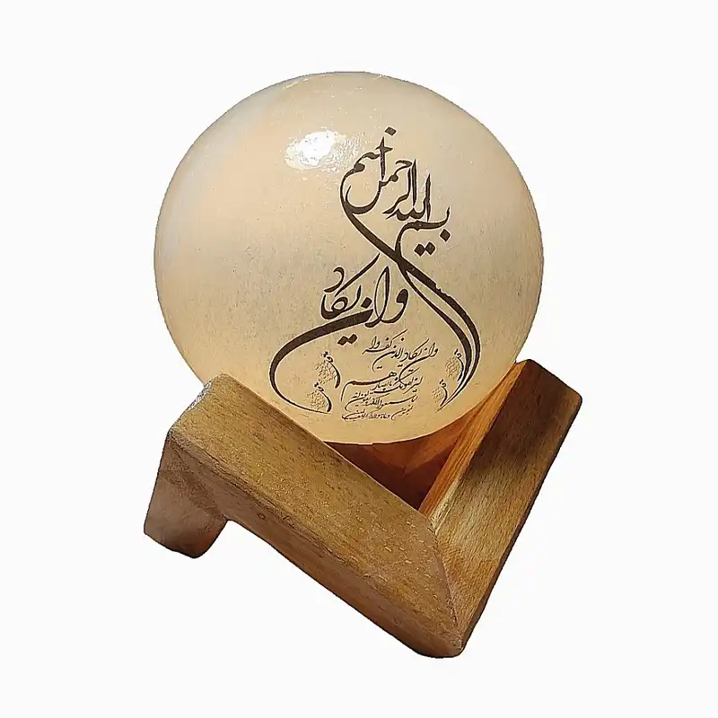 آباژور سنگ نمک مدل گوی آیه دار پایه چوبی کد 405