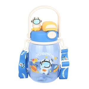 قمقمه کودک مدل عروسکی دوحالته طرح فضانورد گنجایش 1 لیتر