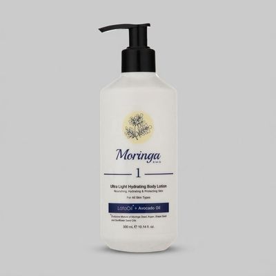 لوسیون بدن آبرسان و تغذیه‌کننده مورینگا امو مدل 01 حجم 300 میلی‌لیتر با جذب سریع، محافظت در برابر آلودگی و نور خورشید، تحریک کلاژن‌سازی و حاوی ترکیب انحصاری LáfaOil و روغن‌های آرگان، هسته انگور، آووکادو و ویتامین‌های A و E