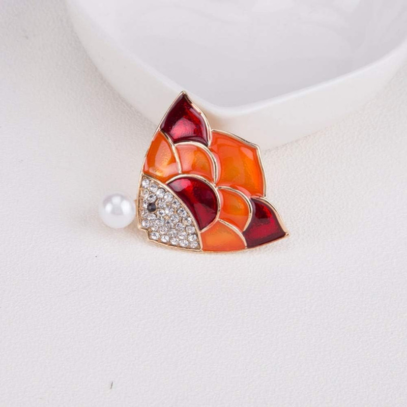 گل سینه زنانه مدل ماهی پولکی نگین دار