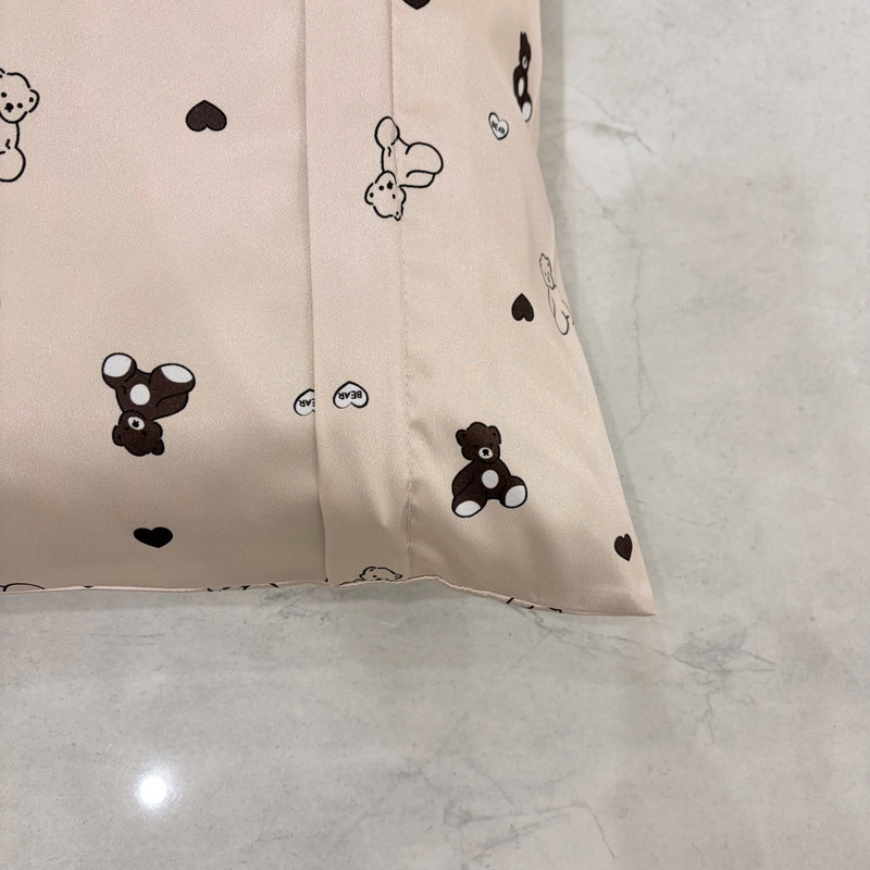 رو بالشی مدل ساتن ابریشم طرح خرس و قلب سایز 50*70 سانتی متر به همراه چشم بند و کش مو