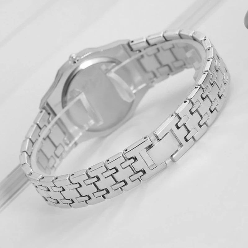 ساعت مچی عقربه‌ای کوارتز زنانه مدل کلاسیک دور نگین کد 02