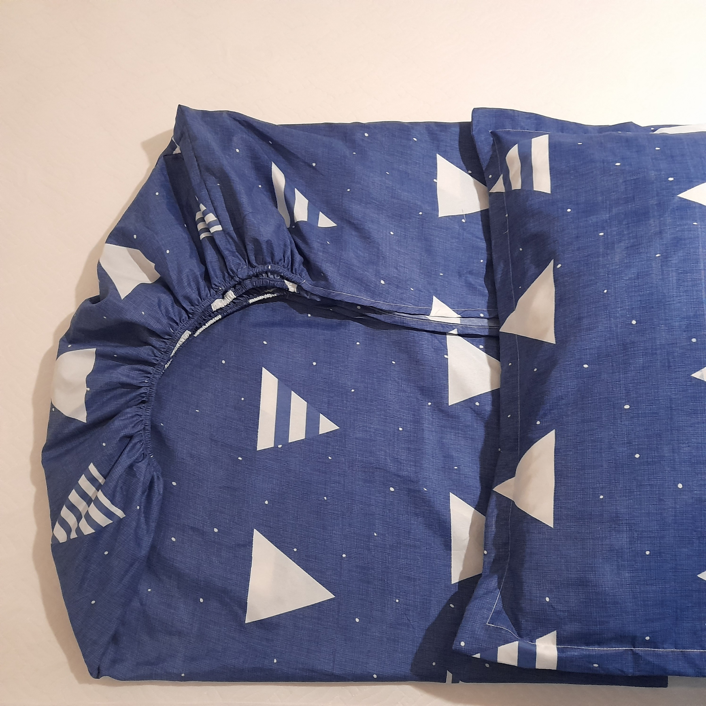 سرویس ملحفه مدل کشدار ni08084 طرح مثلث کد 100 یک نفره دو تکه