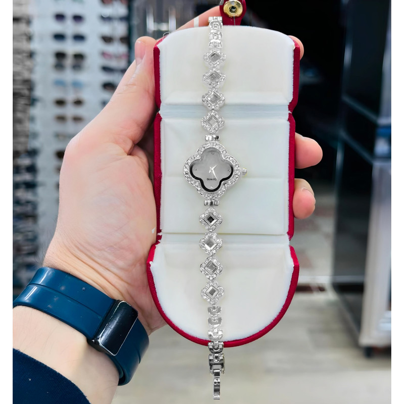 ساعت مچی عقربه ای زنانه مدل دستبندی نگین دار طرح نقره