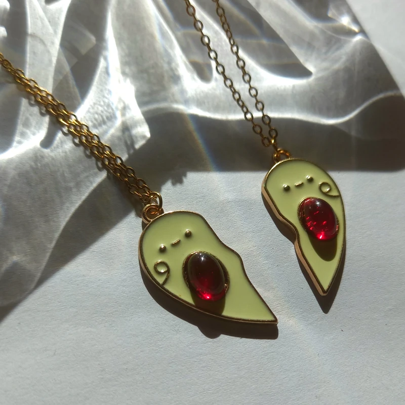 عکس شماره 3 : گردنبند دخترانه مدل دوستی آووکادو بسته 2 عددی