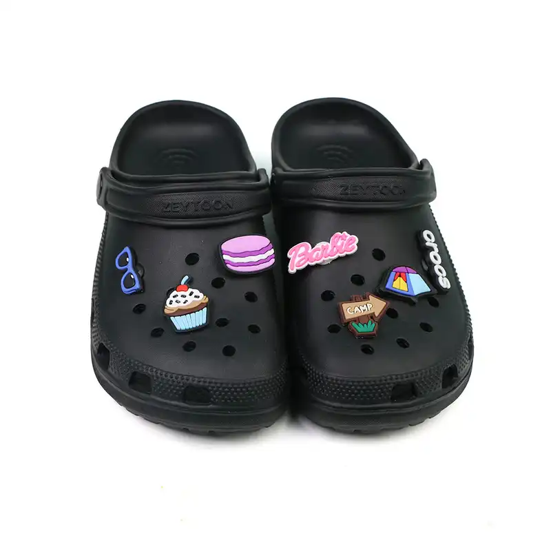 دمپایی زنانه مدل کراکس استیکر دار سری باربی رنگ مشکی