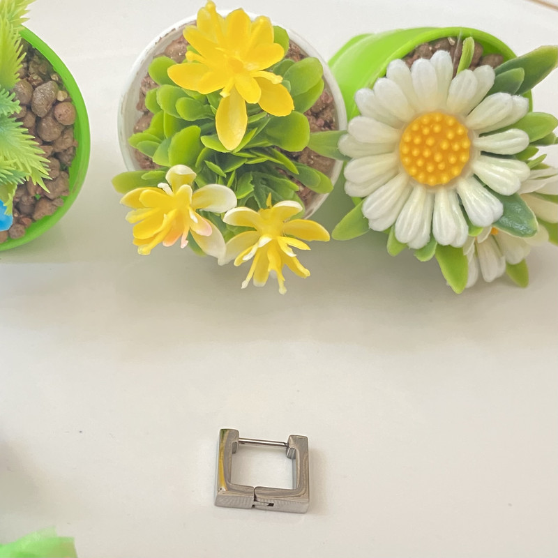 پیرسینگ گوش مدل مربع