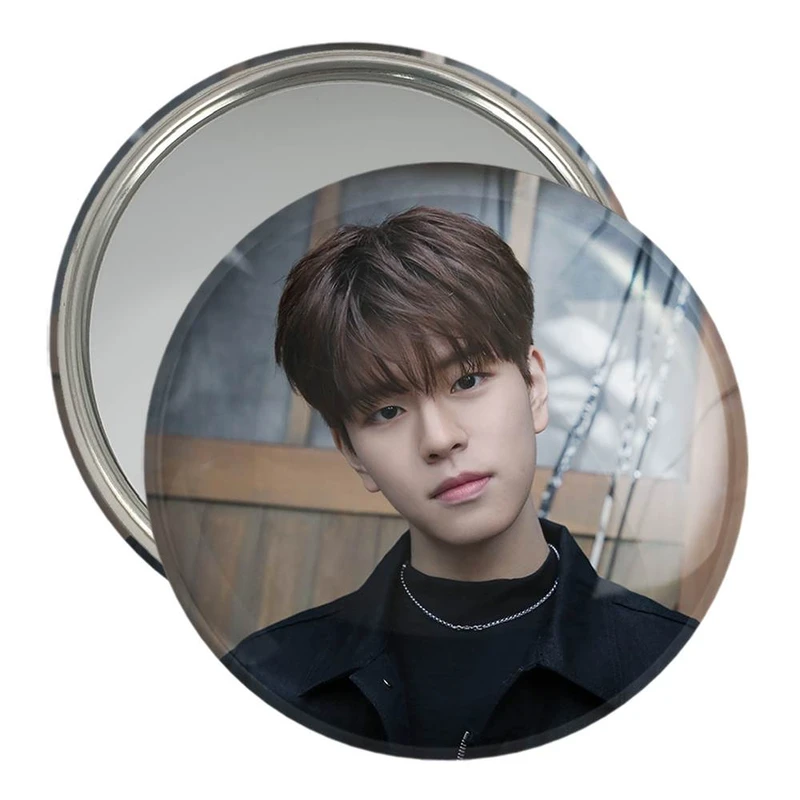 آینه جیبی خندالو مدل سونگمین گروه استری کیدز Stray Kids  کد 11854