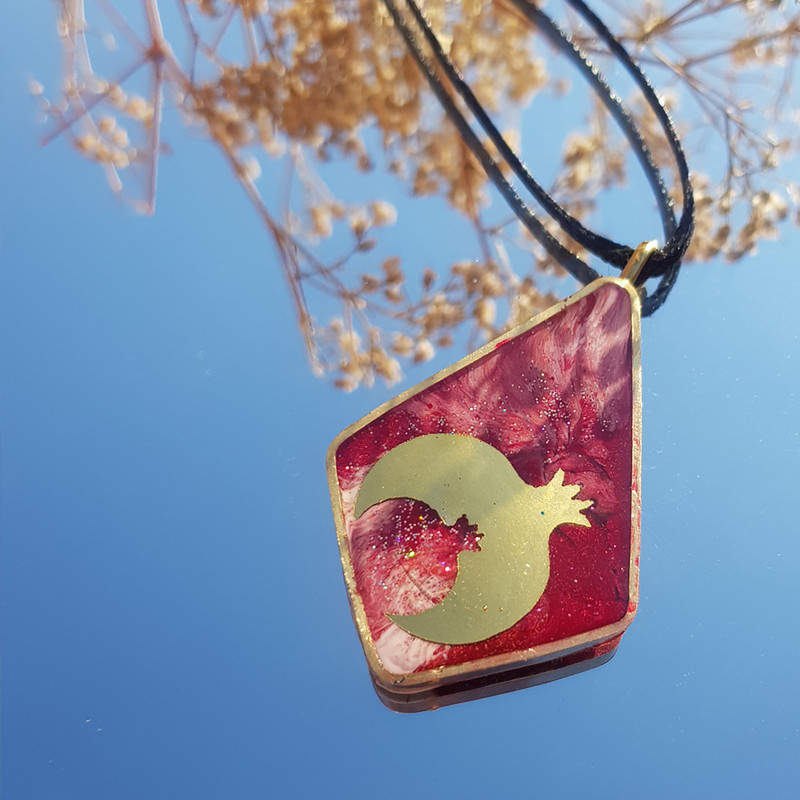 گردنبند دخترانه مدل رزینی طرح انار کد 004 گردنبند دخترانه مدل رزینی طرح انار کد 004