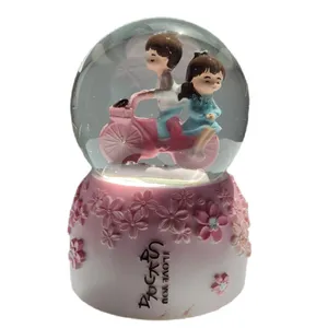 گوی موزیکال مدل چراغ دار گشت و گذار عاشقانه با دوچرخه
