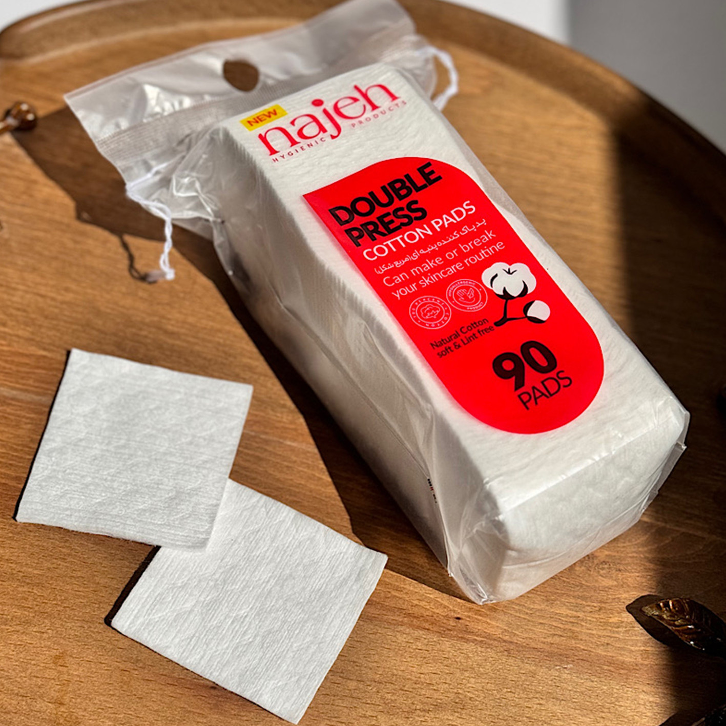 پد پاک کننده آرایش صورت ناژه، سازگار با انواع پوست، با خاصیت ضد حساسیت، بافت پنبه‌ای و نرم، مدل Double Press بسته 90 عددی