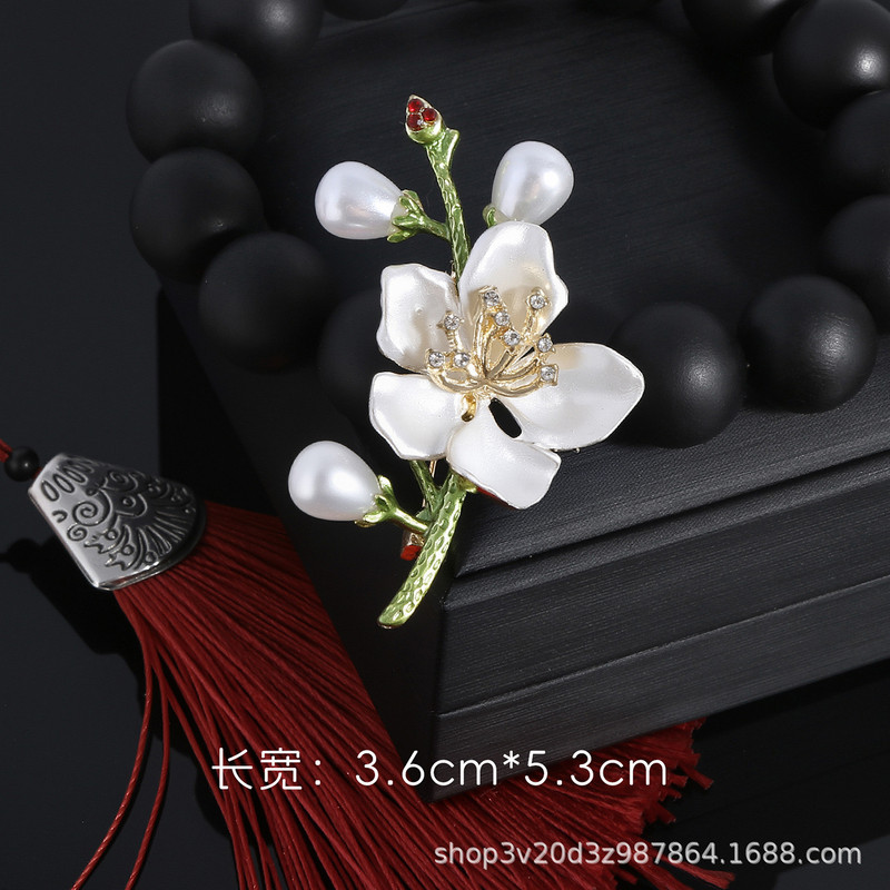 گل سینه زنانه مدل گل سوسن کد 00083