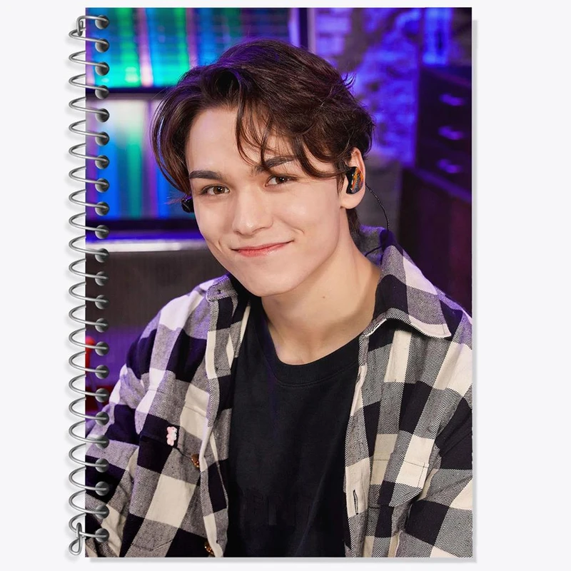 دفتر زبان 50 برگ خندالو مدل سه خط طرح ورنون گروه سونتین Seventeen کد 21517