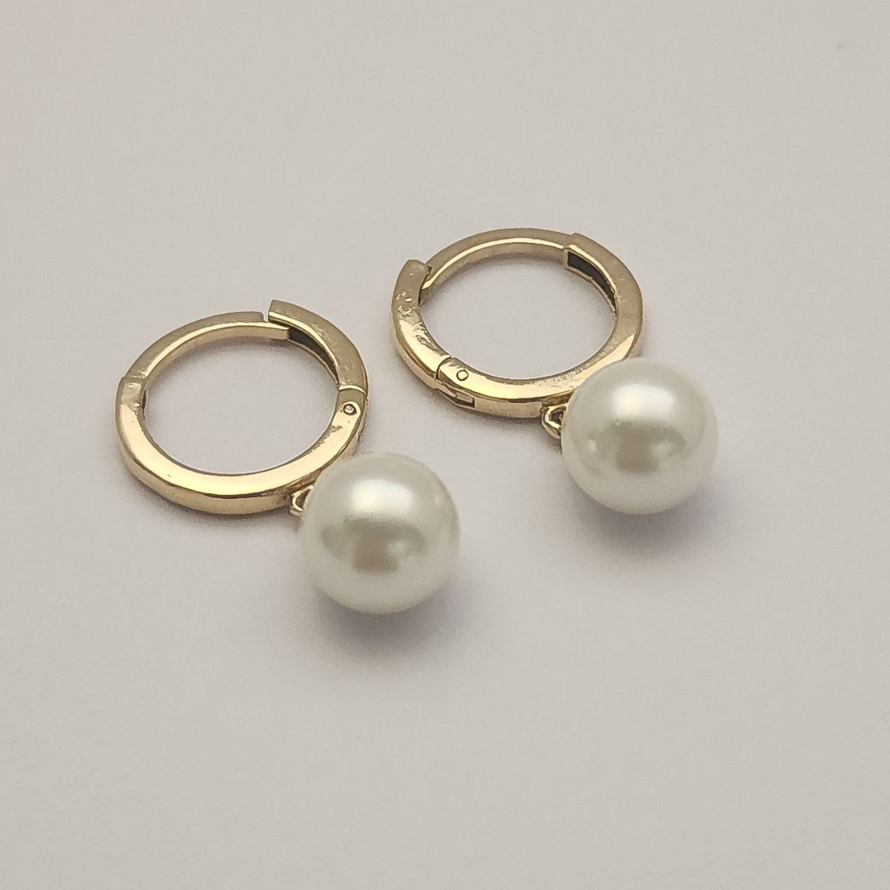 گوشواره حلقه ای طلا 18 عیار زنانه گنجینه هنر خوش نشین مدل روکو مروارید کد GS78