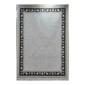 فرش ماشینی 1200 شانه نگین مشهد زمینه نقره‌ای حاشیه سرمه‌ای مدل 1223