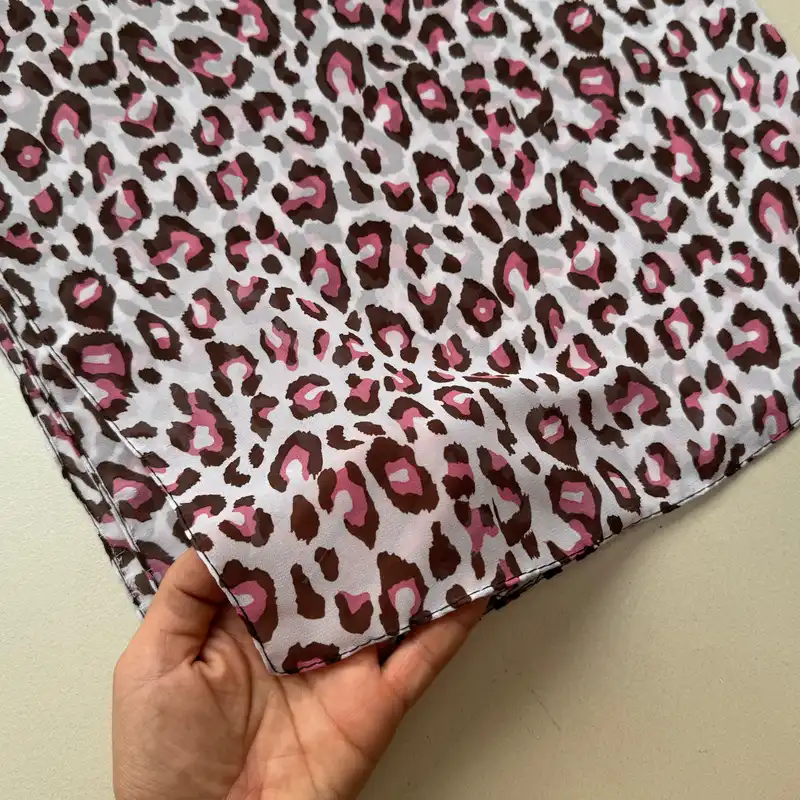 روسری زنانه مدل حریر کرپ پلنگی