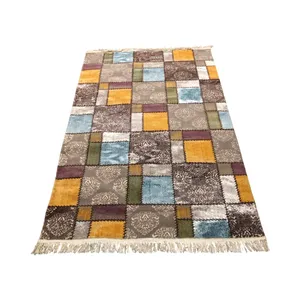 فرش ماشینی 500 شانه زمینه قهوه‌ای حاشیه کرم مدل تینا