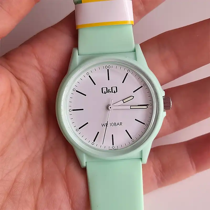 ساعت مچی عقربه ای کیو اند کیو مدل V00A-06VY