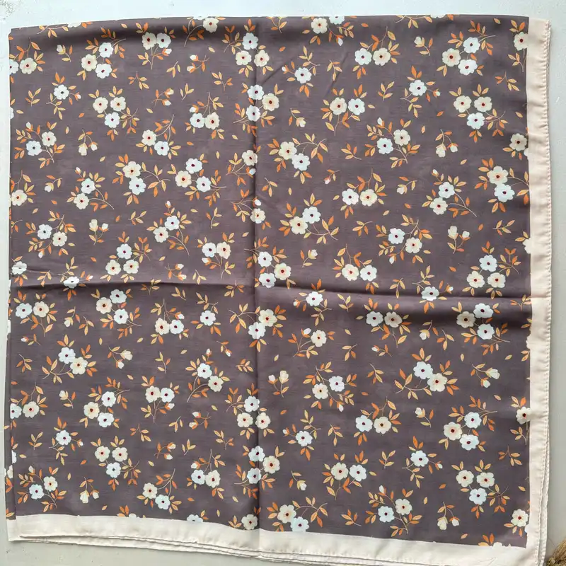 روسری زنانه مدل نخی شاد گلدار قواره بزرگ منگوله دار