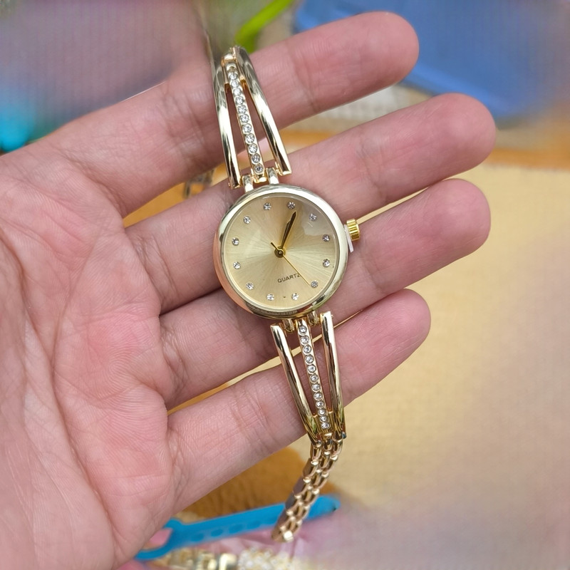 ساعت مچی عقربه ای زنانه مدل دستبندی نگین دار