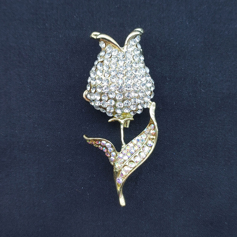 گل سینه زنانه مدل گل لاله نگین دار VGK012