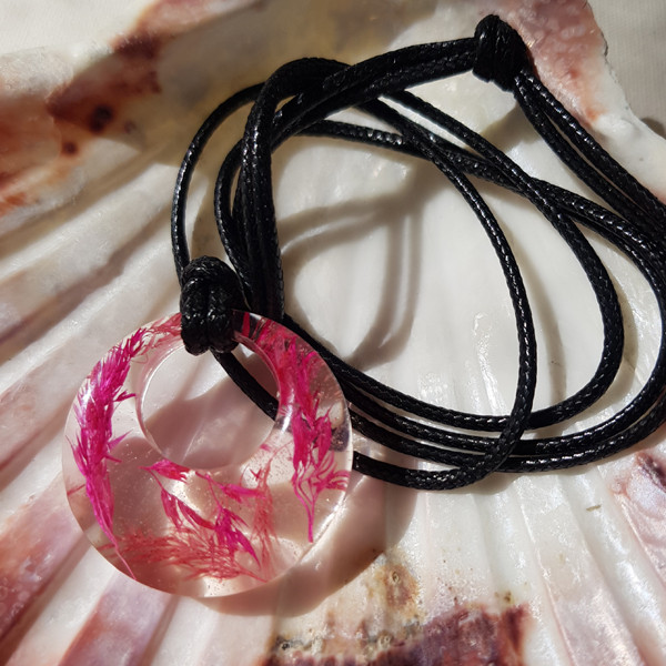 گردنبند دخترانه مدل رزینی طرح گل خشک کد 002