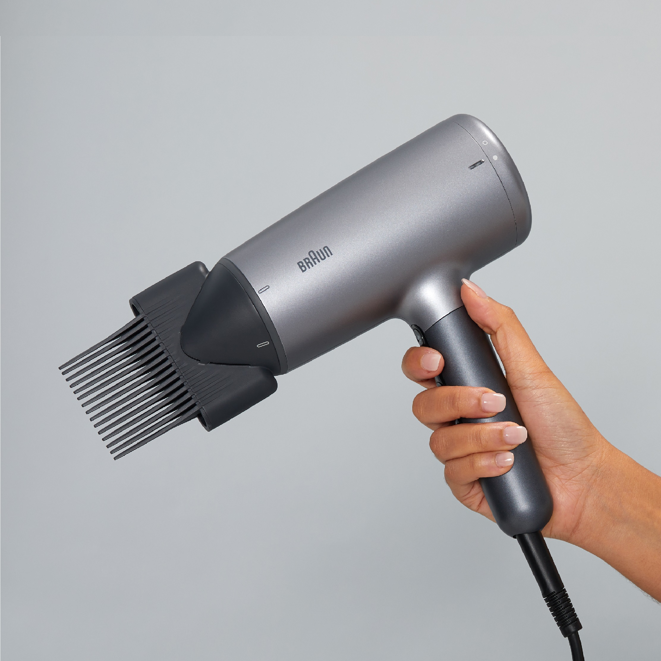 سشوار خانگی براون مدل HD435 با توان 2200 وات، فناوری سوپر آیونیک، تنظیم دما در سه حالت، تنظیم سرعت در دو حالت، دکمه باد سرد، همراه با متمرکزکننده و دیفیوزر سشوار خانگی براون مدل HD435 با توان 2200 وات، فناوری سوپر آیونیک، تنظیم دما در سه حالت، تنظیم سرعت در دو حالت، دکمه باد سرد، همراه با متمرکزکننده و دیفیوزر