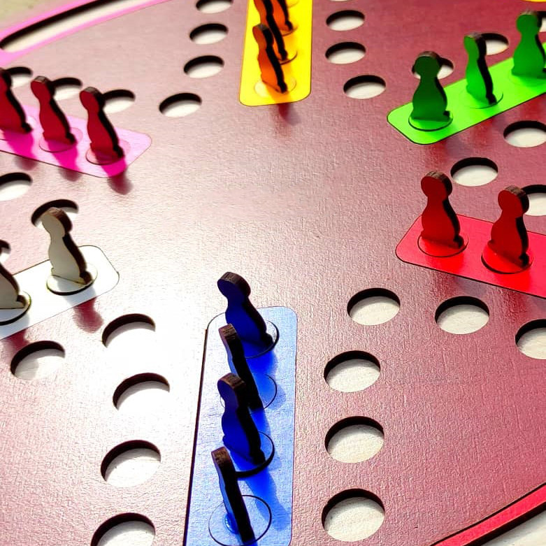 بازی فکری منچ و مارپله مدل شش نفره