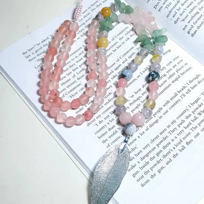 گردنبند زنانه مدل برگ سنگ رزکوارتز و عقیق