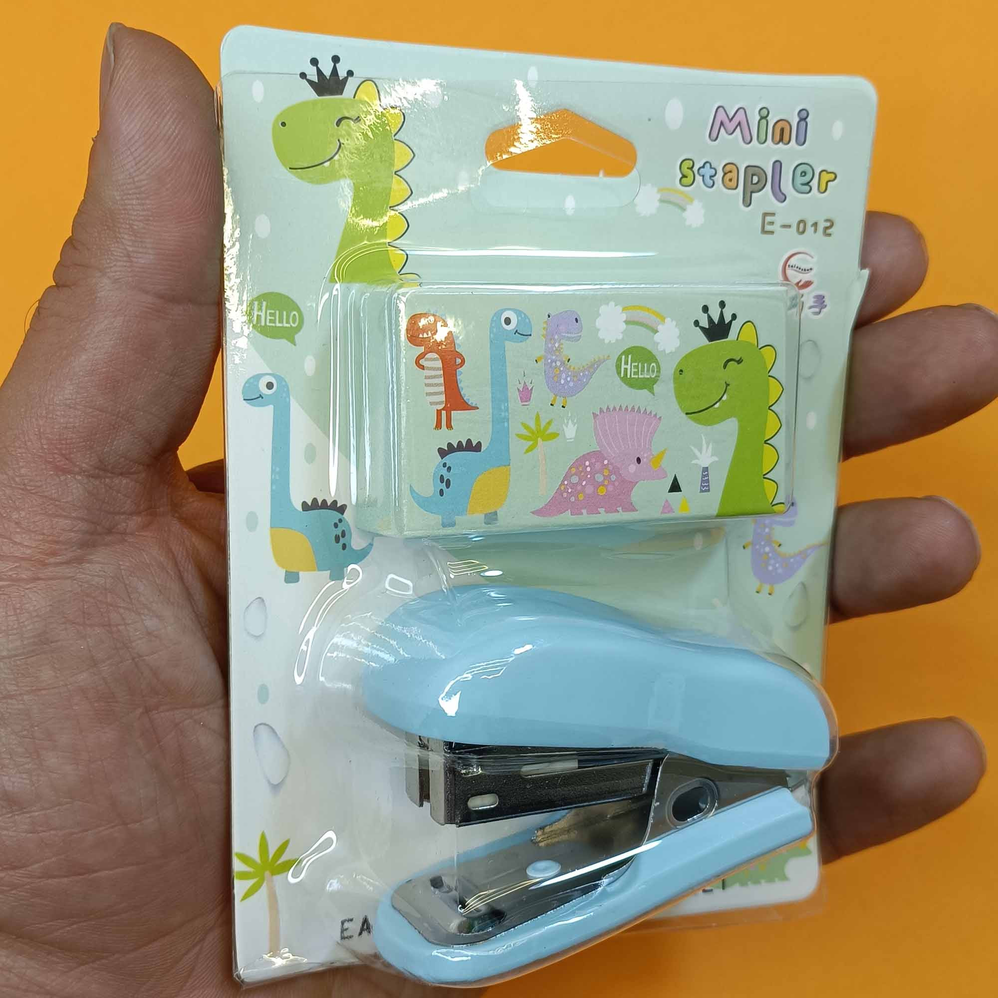 منگنه مدل فانتزی طرح دایناسور به همراه سوزن منگنه منگنه مدل فانتزی طرح دایناسور به همراه سوزن منگنه