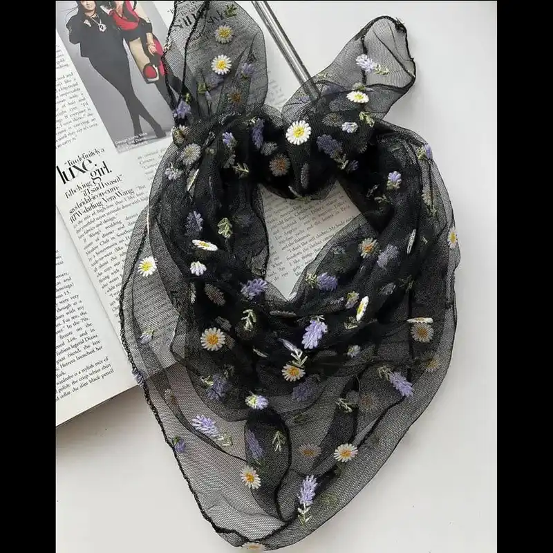 روسری زنانه مدل توری طرح گل بابونه و بنفشه