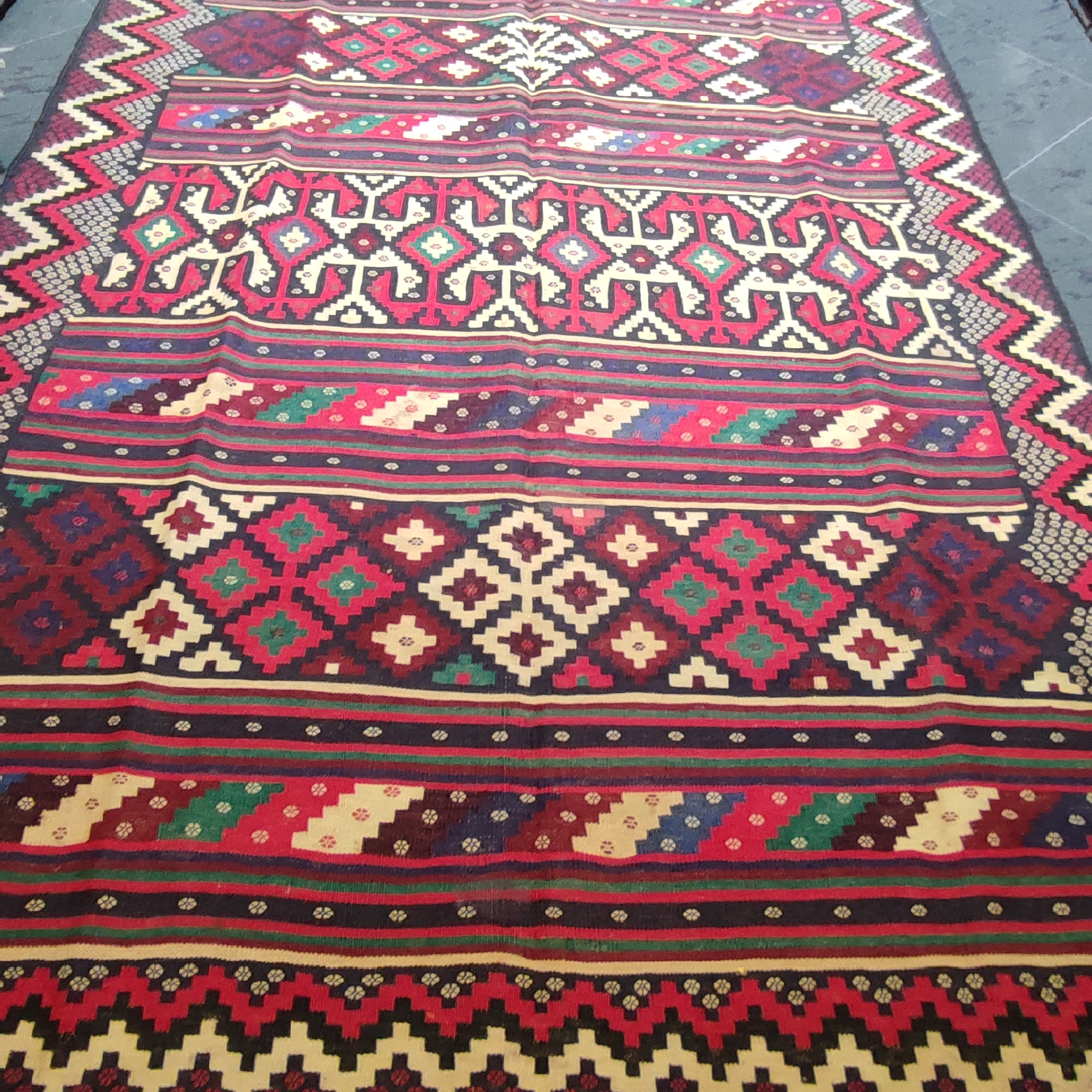 گلیم دستبافت سه و نیم متری طرح هندسی کد AA335